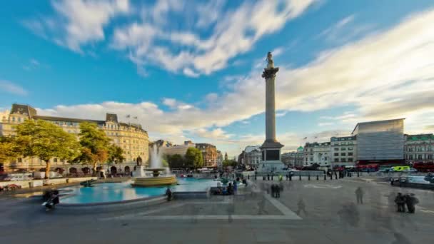 ロンドンのトラファルガー広場のタイムラプス 人々は噴水とネルソンの柱の周りを歩きます 曇りだが青い空の頭上がある — ストック動画