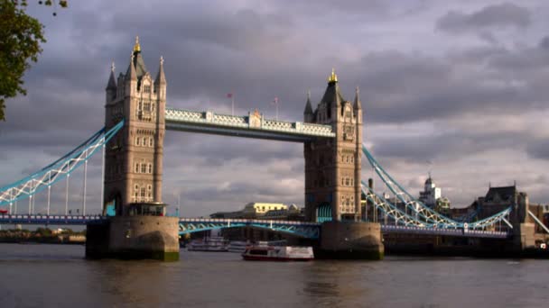 船经过与乌云在距离英国伦敦塔桥下 — 图库视频影像