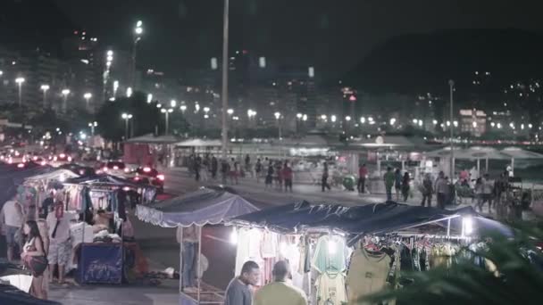 Rio Janeiro Juni 2013 Panning Shot Van Straatverkopers Copacabana Verkeer — Stockvideo