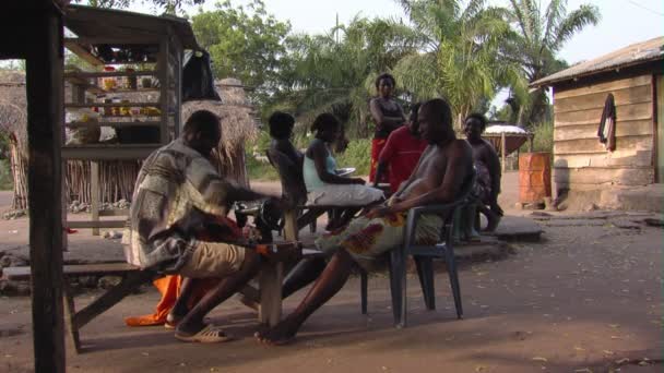 Afrika Kenia Circa Augustus 2010 Wide Shot Van Familie Buiten — Stockvideo