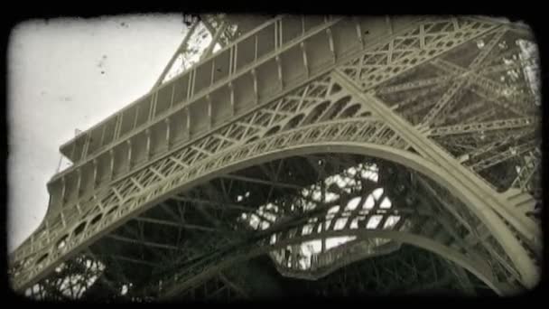 Low Angle Shot Detailgetreu Unter Dem Eiffelturm Zeigt Die Metallene — Stockvideo
