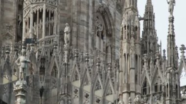 Milan, İtalya altın heykelini kadar tilt ile antik taş mimarisinin orta vurdu.