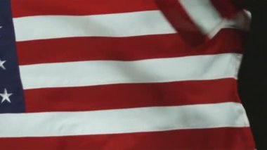 Rüzgarda, inişli çıkışlı Amerikan bayrağı yakın studio vurdu