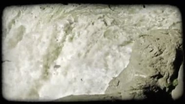 Azgın nehir dağ uçurumdan kayalık uçurum yakın air içine formu güçlü şelale püskürtme sis için düşüyor. Vintage stilize video klip.