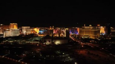 Las Vegas geniş timelapse tarafından geçen karayolunda trafik ile gece.