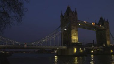 Atış, gece Londra'da Thames Nehri üzerinde kule Köprüsü.