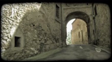Bir kadeh bir Alleyway sonunda küçük bir tünel. Vintage stilize video klip.