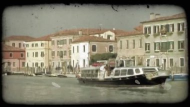 Venedik kanalında dolaşan büyük bir feribotun görüntüsü. Vintage stilize video klip.
