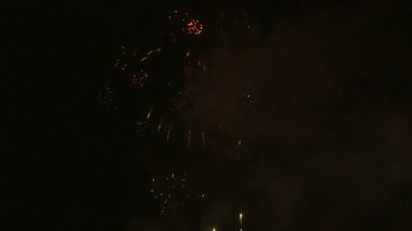 Gece gökyüzünde patlayan havai fişek atış