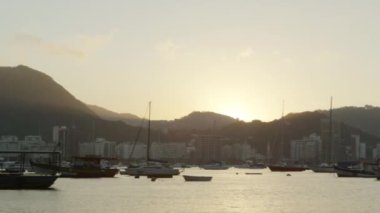 Suda sallanan balıkçı tekneleri ile alacakaranlıkta Rio Guanabara Körfezi Pan.