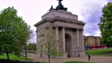 Londra'da Hyde Park Wellington Arch düşük açılı yavaş çekim görünümü, İngiltere.