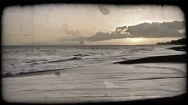 Hawaii adasında arka planda yumuşak turuncu günbatımı ile güzel ıssız plaj ön yavaş zoom. Vintage stilize video klip.