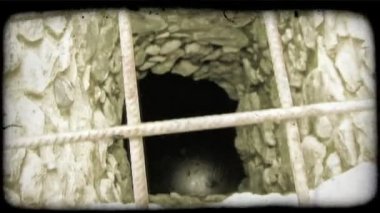 İyi bir İtalyan su içine bir atış aşağı. Vintage stilize video klip.
