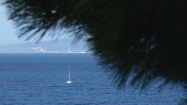 Çok su ile hafif raf odak bir teknenin ön plan üzerinden vurdu