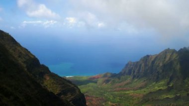 Kauai Na Pali sahilinde bir vadiye bakan bir timelapse.