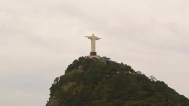 Rio De Janeiro - Haziran 2013 yaklaşık: İsa ' kurtarıcı heykeli, Rio de Janeiro, Brezilya bir helikopterden çekilmiş vurdu uzak izleme anteni.