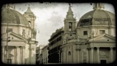 Roma'da insanlar geçerken iki binanın fotoğrafı. Vintage stilize video klip.