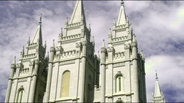 Bulutlu bir günde yüz Salt Lake City, Utah Mormon Tapınağı kadar açılı tilt.