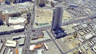Timelapse Panning Las trafik şeridi ve casinolar ve oteller uzaktan gösterilen Vegas Stratosphere otel tepesinden.
