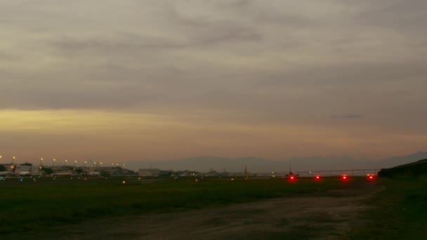 Fotografía Estática Avión Lejano Despegando Desde Aeropuerto Jacarepagua Río Janeiro — Vídeos de Stock