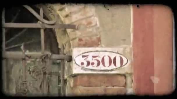 Lövés Egy Utcanévtábla Egy Címet Megjelenítő Olaszországban Vintage Stilizált Videoklip — Stock videók