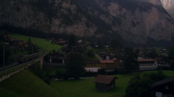 Paning Disparó Izquierda Derecha Lauterbrunnen Suiza Amanecer Tren Puede Ver — Vídeo de stock