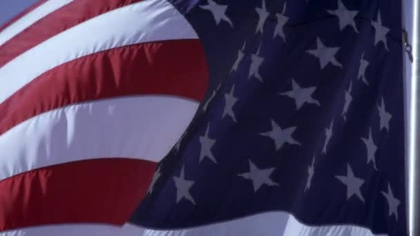 这是近距离拍摄的是轧制和在风中挥舞着美国国旗 — 图库视频影像