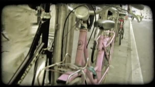 Tiro Fechadura Uma Bicicleta Italiana Rosa Vintage Clipe Vídeo Estilizado — Vídeo de Stock