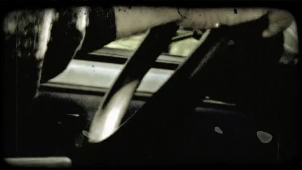 Strzał Człowieka Podczas Prowadzenia Samochodu Starodawny Stylizowane Klip Wideo — Wideo stockowe