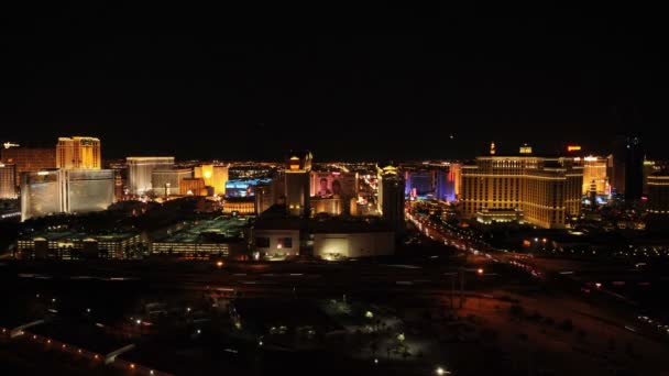 Ampla Cronologia Las Vegas Noite Com Trânsito Passando Auto Estrada — Vídeo de Stock