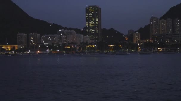 1つの高層ビルを示す海からリオデジャネイロの小さなエリアのパンショット — ストック動画