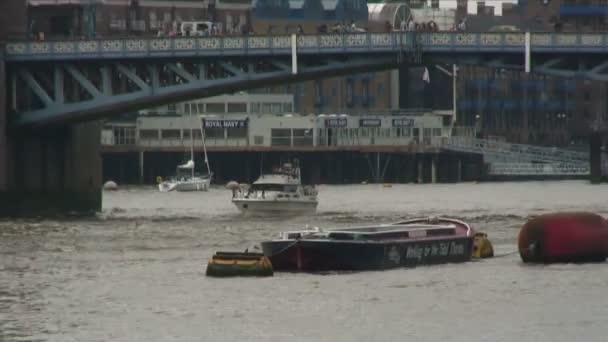 London Circa October 2011 Shot Small Boat Going London Bridge – stockvideo