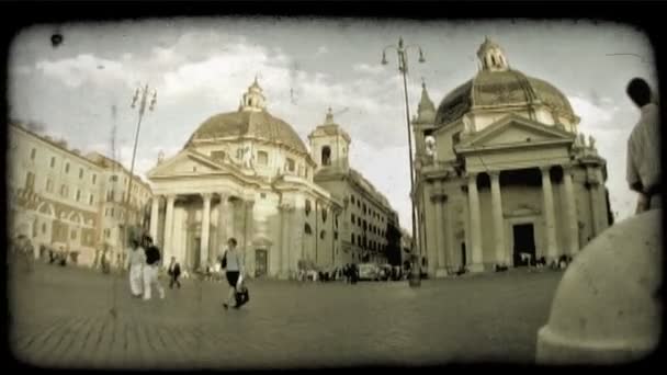 Широкоугольный Линзовый Снимок Людей Проходящих Через Общественную Площадь Винтажный Стилизованный — стоковое видео
