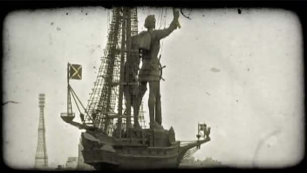 ボートとフィルター選択された都市のモスクワ ロシアの運河で背景を建物とドキュメントを保持している男の背の高いロシアの彫像のクローズ アップ ビンテージの様式化されたビデオ クリップ — ストック動画
