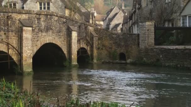 Kippen Von Einer Steinbrücke Über Einen Bach Einem Steindorf England — Stockvideo