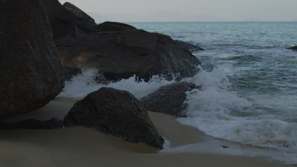 Scatto Rallentatore Onde Che Infrangono Sulle Rocce Sulla Spiaggia Rossa — Video Stock