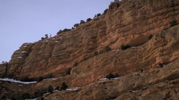 Panning Shot Dari Tebing Berbatu Oranye Merah Salju Terlihat Shot — Stok Video