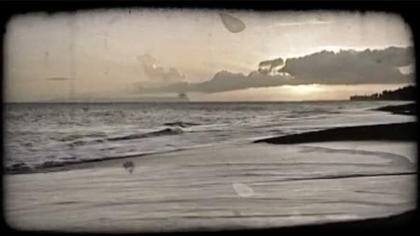 Медленный Зум Красивого Пустынного Пляжа Мягким Оранжевым Закатом Заднем Плане — стоковое видео