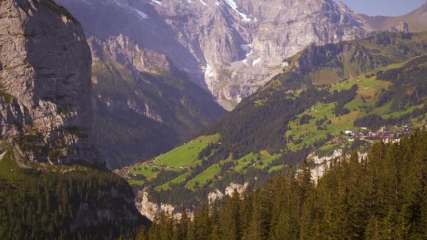 Statický Snímek Švýcarských Alp Hory Jsou Zelené Natočený Během Dne — Stock video