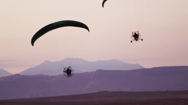 Posouvání Záběr Dvou Motorových Paraglidingů Soumraku Oni Kluzáku Skály Hory — Stock video