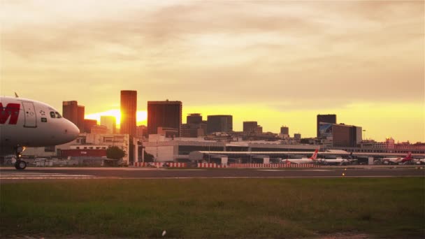 飛行機が夕日で撮影したリオ ジャネイロ ブラジルのジャカレパグア空港でタキシングのリオ ジャネイロ ブラジル 2013 レンズ フレア ショット — ストック動画
