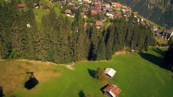 Tracking Shot Una Ciudad Suiza Tomada Tranvía Descendente — Vídeos de Stock