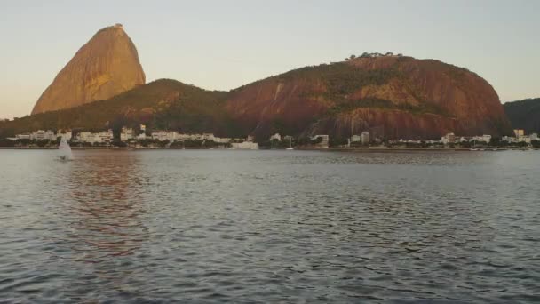 Statische Opname Van Oceaan Met Een Kleine Sailboard Rio Janeiro — Stockvideo