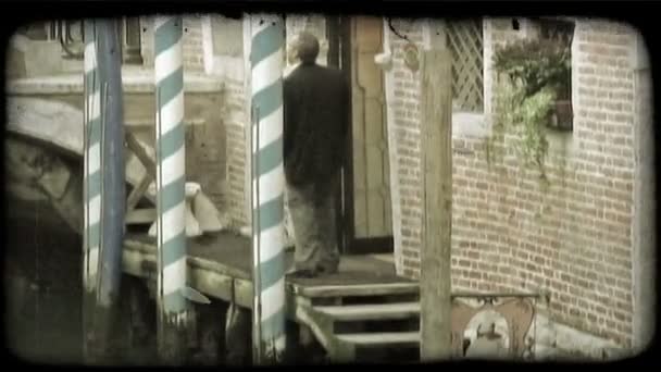 Skott Man Gångväg Utanför Byggnad Italien Vintage Stiliserade Videoklipp — Stockvideo