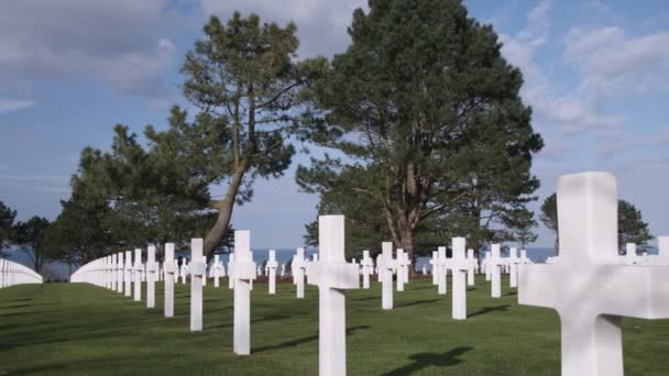 Panning Shot Amerikaanse Begraafplaats Normandië Frankrijk — Stockvideo