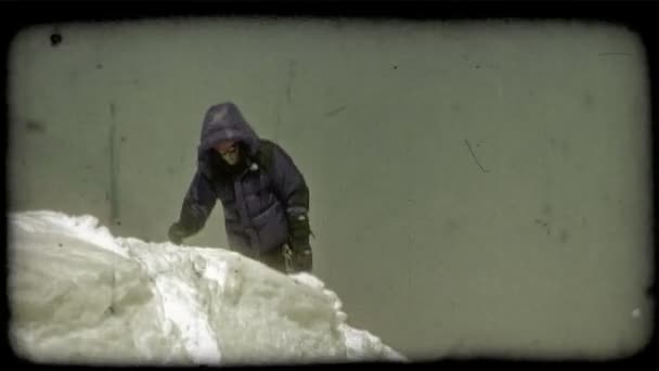 Hegymászó Visel Téli Ruházat Intenzív Hegymászó Hallani Séta Keresztül Havas — Stock videók