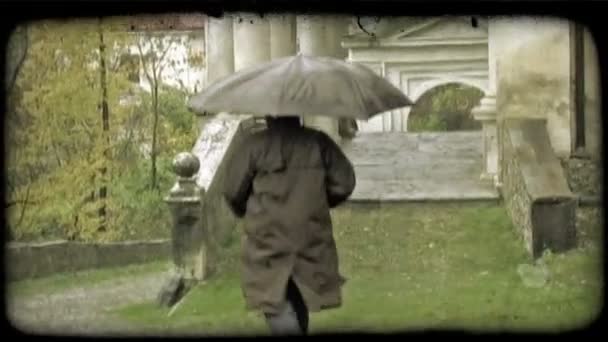 Ein Mann Läuft Regen Unter Einem Regenschirm Vintage Stilisierter Videoclip — Stockvideo