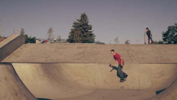 Strzał Skater Próbując Backflip Deskorolce Jedzie Górę Traci Pokładzie Powietrzu — Wideo stockowe