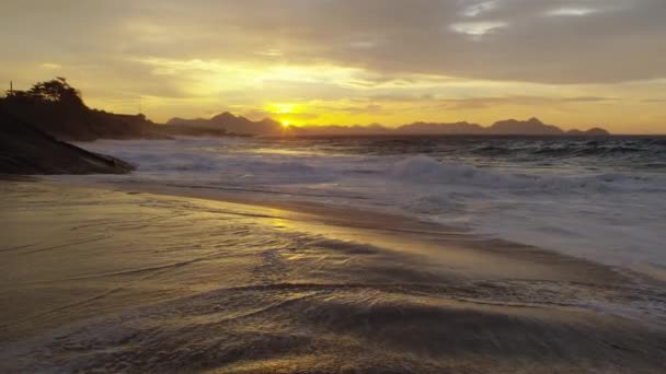 Mouvement Lent Coup Statique Vagues Arrivant Océan Sur Plage Ipanema — Video