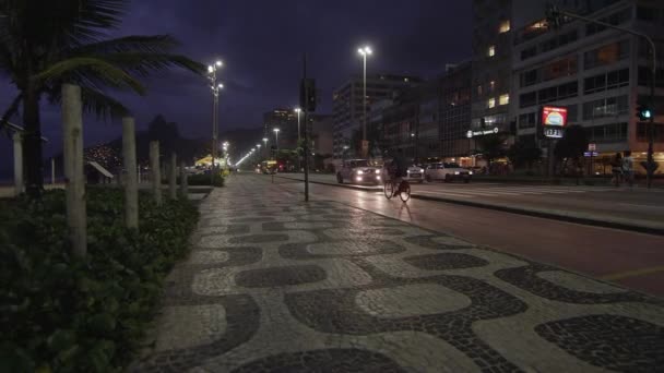 Río Janeiro Junio 2013 Plano Nocturno Del Patrón Aceras Copacabana — Vídeos de Stock
